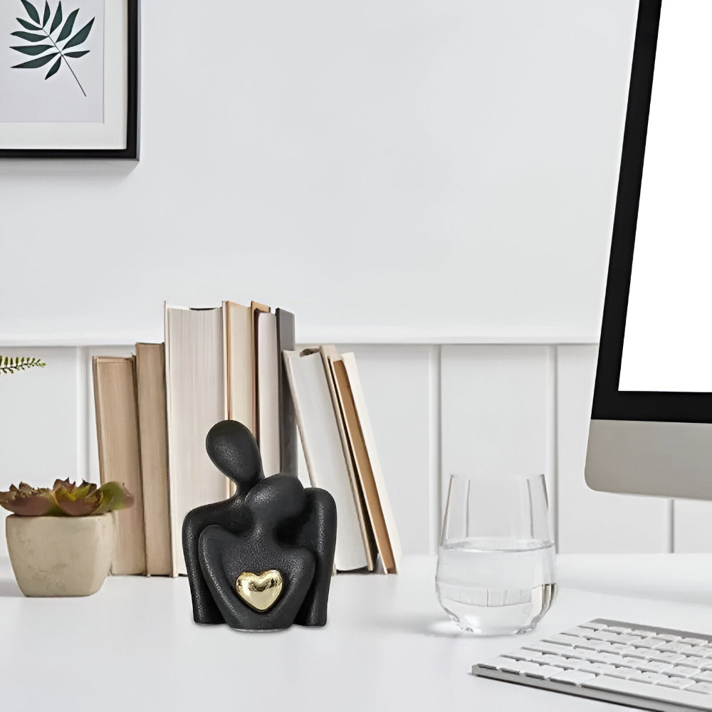 Knuffelend Koppel Beeldje – Modern Sculptuur met Hartdetail