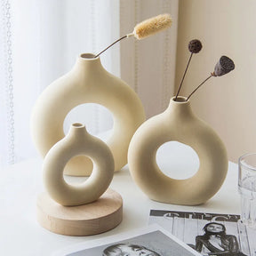 home & garden : Keramische Donut Bloemenvaas Wit - Trendy Sfeervolle Decoratie - Keramiek in van Pantino