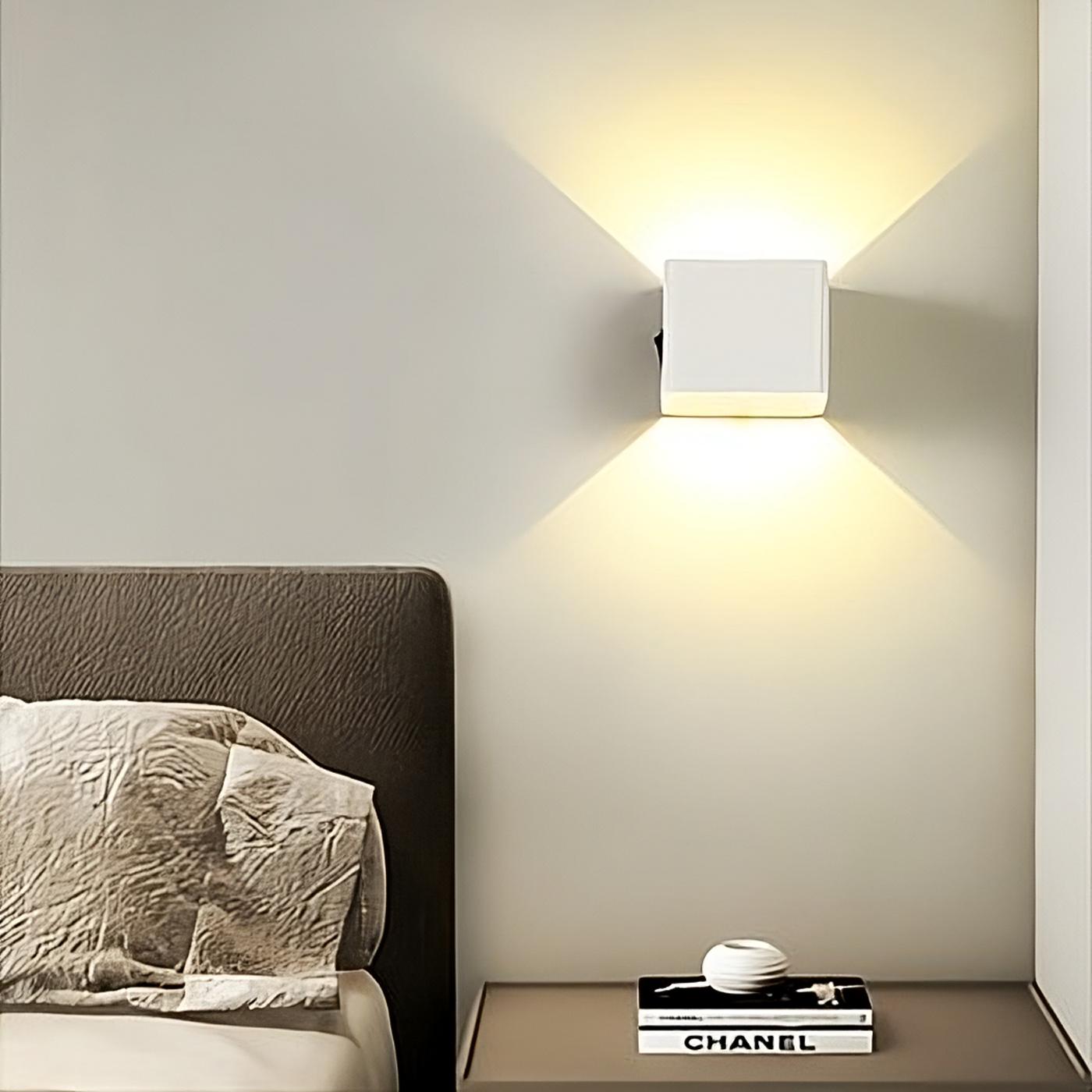 home & garden : VellaGlow - Luxe Wandlamp met Bewegingssensor - Zwart in Wit van Pantino