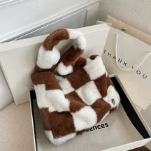 bags : Pluche Dambord Draagtas Zwart - Grappig Speelgoed Cadeau - Pluche in Schaakbordpatroon koffie van Pantino