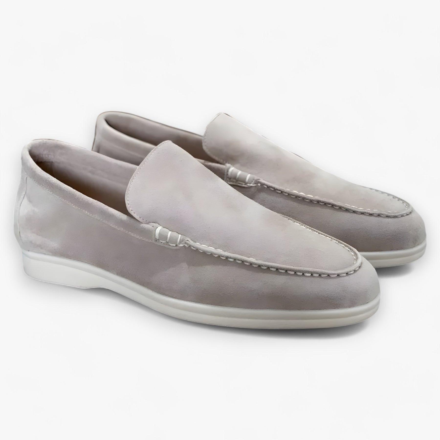 Loafers : Suède Instappers - Luxe en Comfort voor Elke Gelegenheid - Grijs in Beige van Pantino