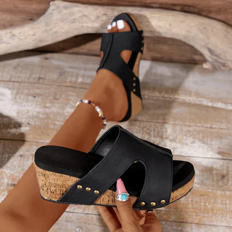 Sandals : Sandalen Dames Zwart - Goudkleurige Statement in Zwart van Pantino