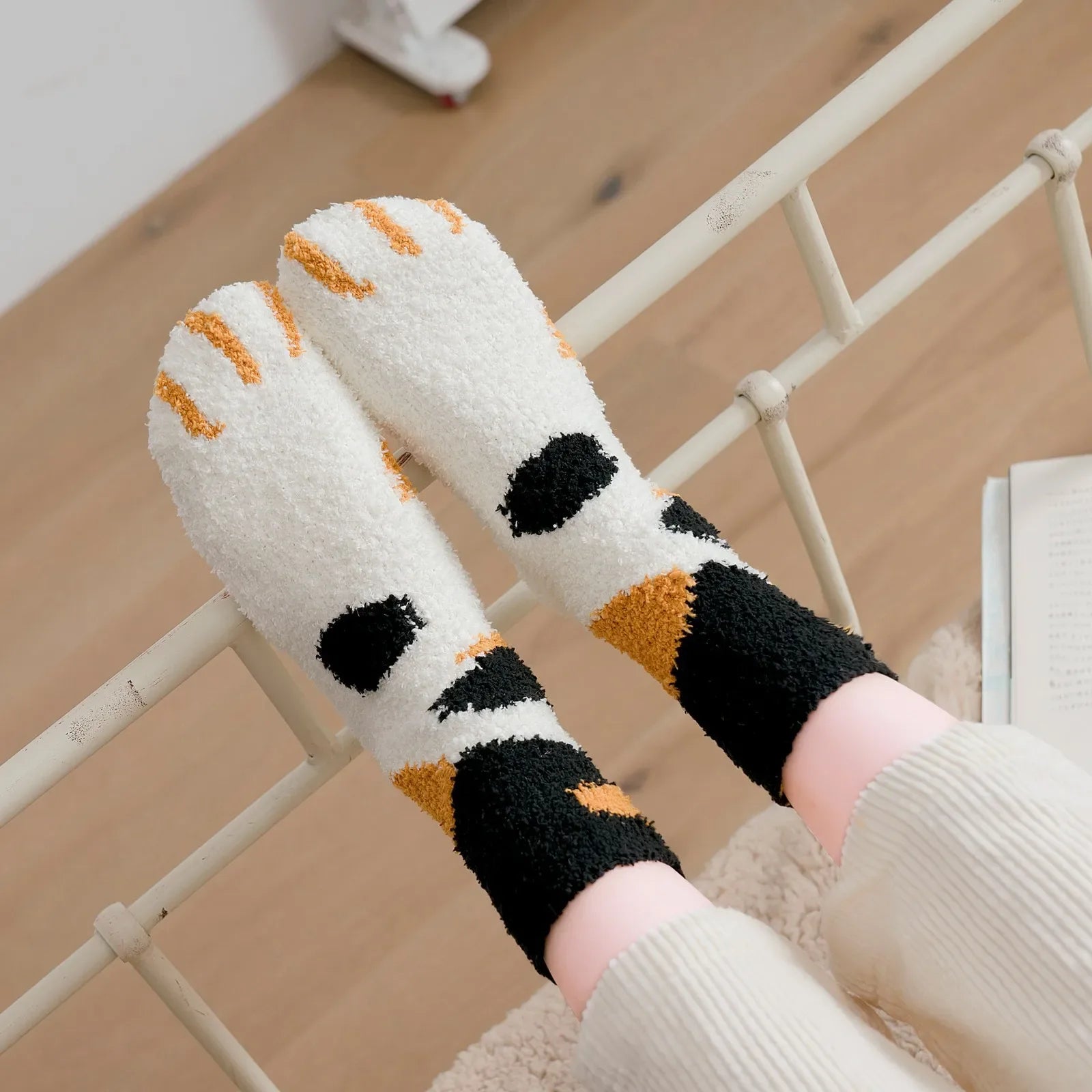 Socks : ComfyPaw - Laat Je Voeten Genieten van Ultiem Comfort - Gevlekt Zwart in van Pantino