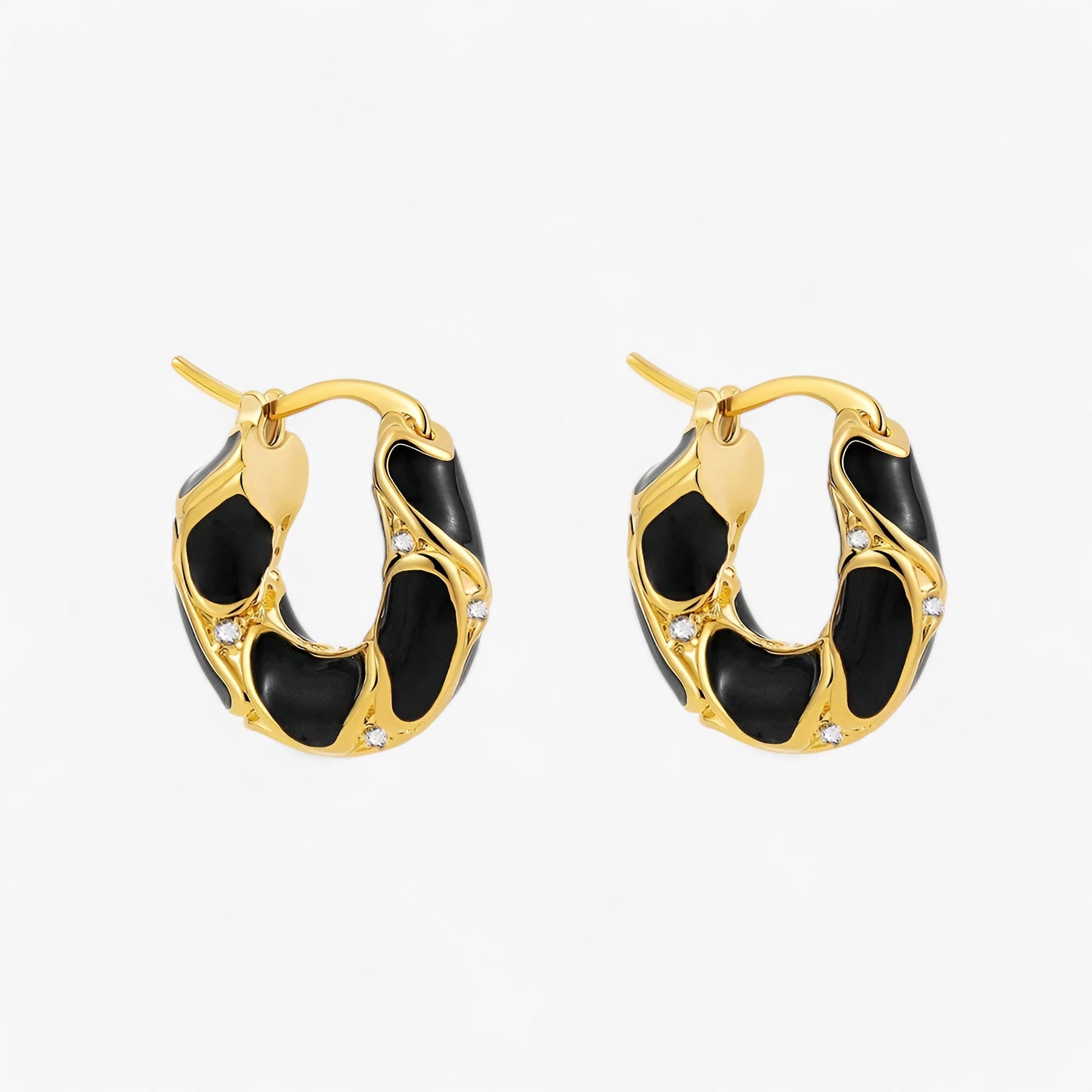 Earrings : Oorbellen Dames Rood Goud - Vintage Emaille Hoepel - Trendy Luxe in van Pantino