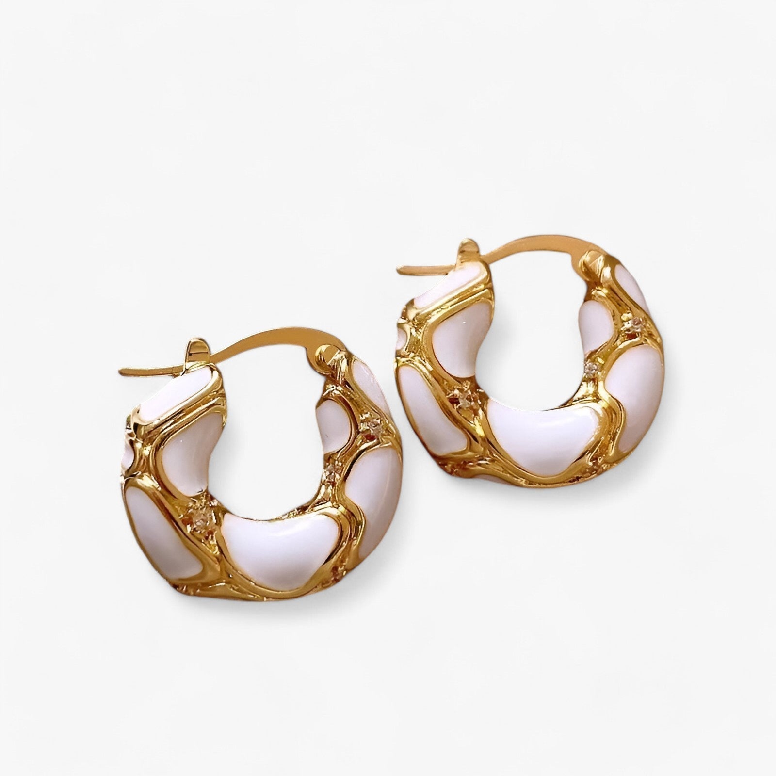 Earrings : Oorbellen Dames Rood Goud - Vintage Emaille Hoepel - Trendy Luxe in Licht Geel Goud MULTI van Pantino