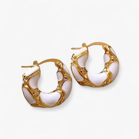 Earrings : Oorbellen Dames Rood Goud - Vintage Emaille Hoepel - Trendy Luxe in Licht Geel Goud MULTI van Pantino