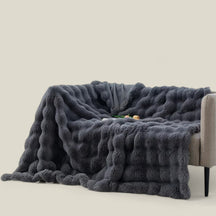home & garden : Deken van Konijnenbont - Warme Winter Gezelligheid - Blauw in Donkergrijs van Pantino