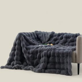 home & garden : Deken van Konijnenbont - Warme Winter Gezelligheid - Blauw in Donkergrijs van Pantino