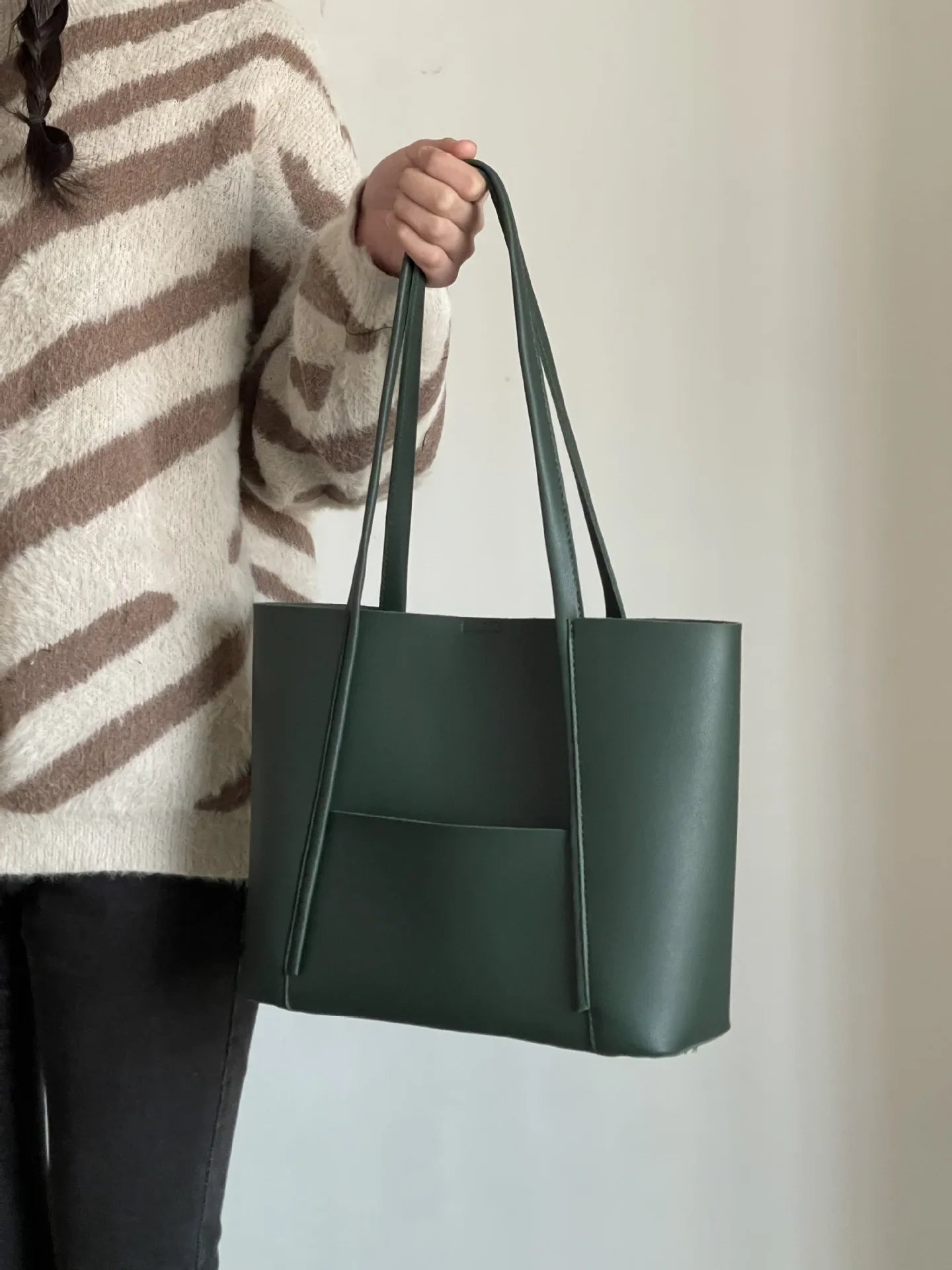 bags : Stella Top Handle Bag Black - Leer in Green van Pantino