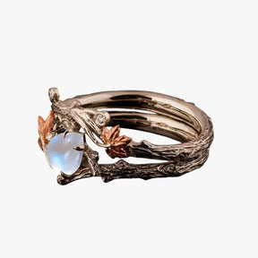 Ring : Gouden Ring met Blad - Tijdloze Hanger met Maansteen Glans in van Pantino