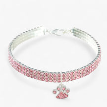 pets : Luxe Kristallen Halsband met Diamant Hanger - Roze in Lichtroze van Pantino