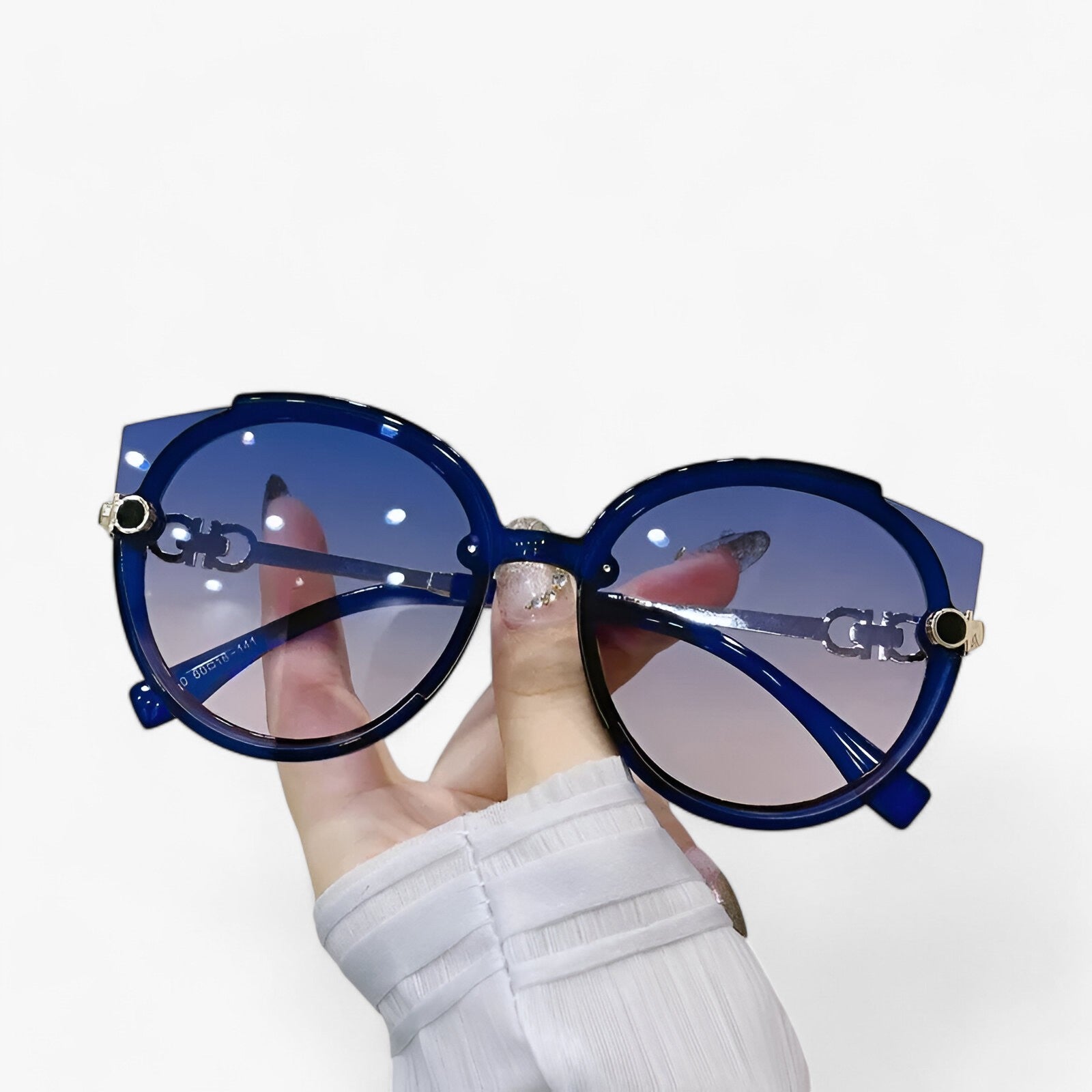 Sunglasses : Ronde Zonnebril met Kleurverloop Dames - Vintage Stijl en Bescherming - Roze in Blauw van Pantino