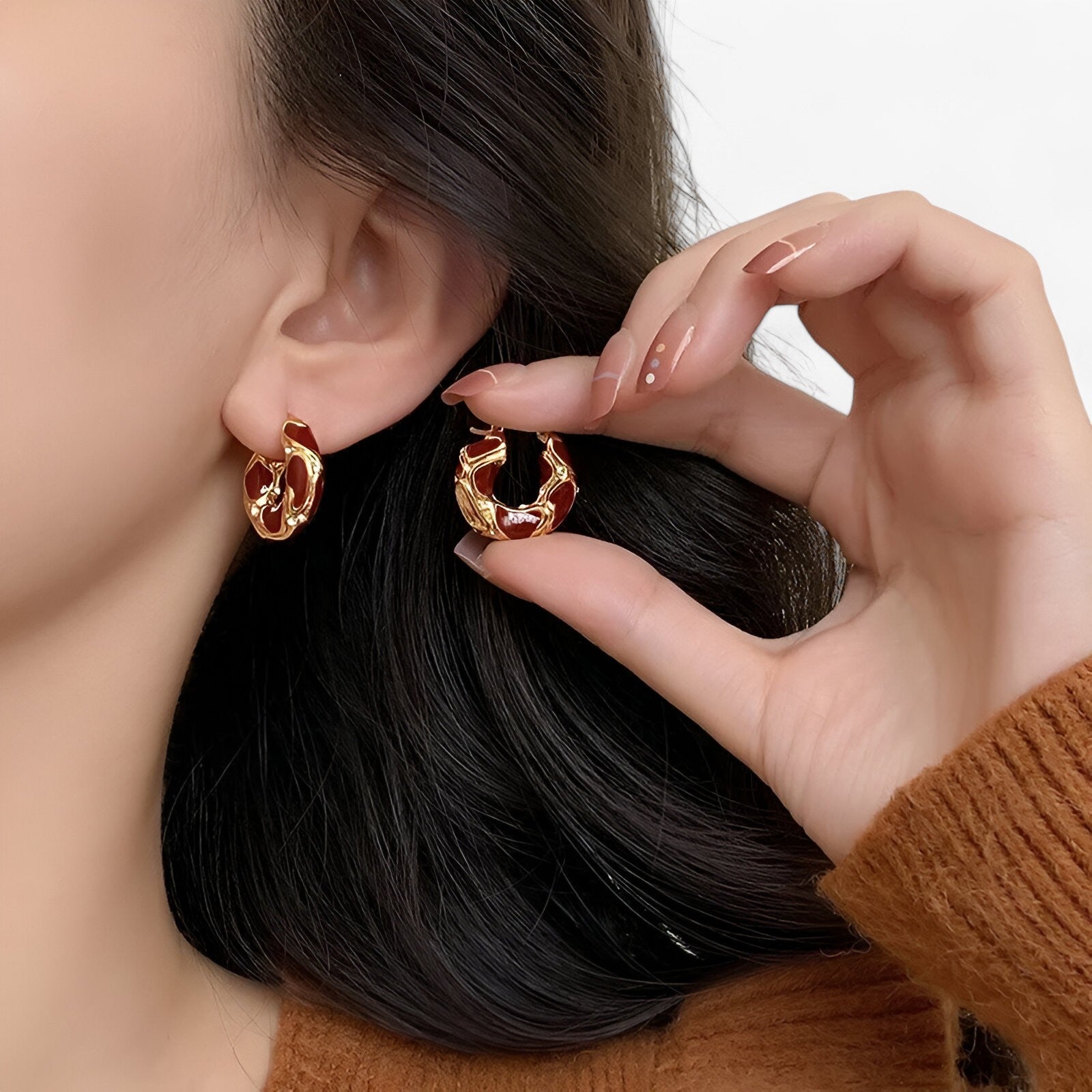 Earrings : Oorbellen Dames Rood Goud - Vintage Emaille Hoepel - Trendy Luxe in van Pantino