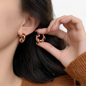 Earrings : Oorbellen Dames Rood Goud - Vintage Emaille Hoepel - Trendy Luxe in van Pantino