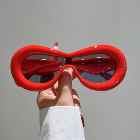Sunglasses : Zonnebril Wit - Futuristisch Ovaal Slank Ontwerp - Kunststof in Rot van Pantino