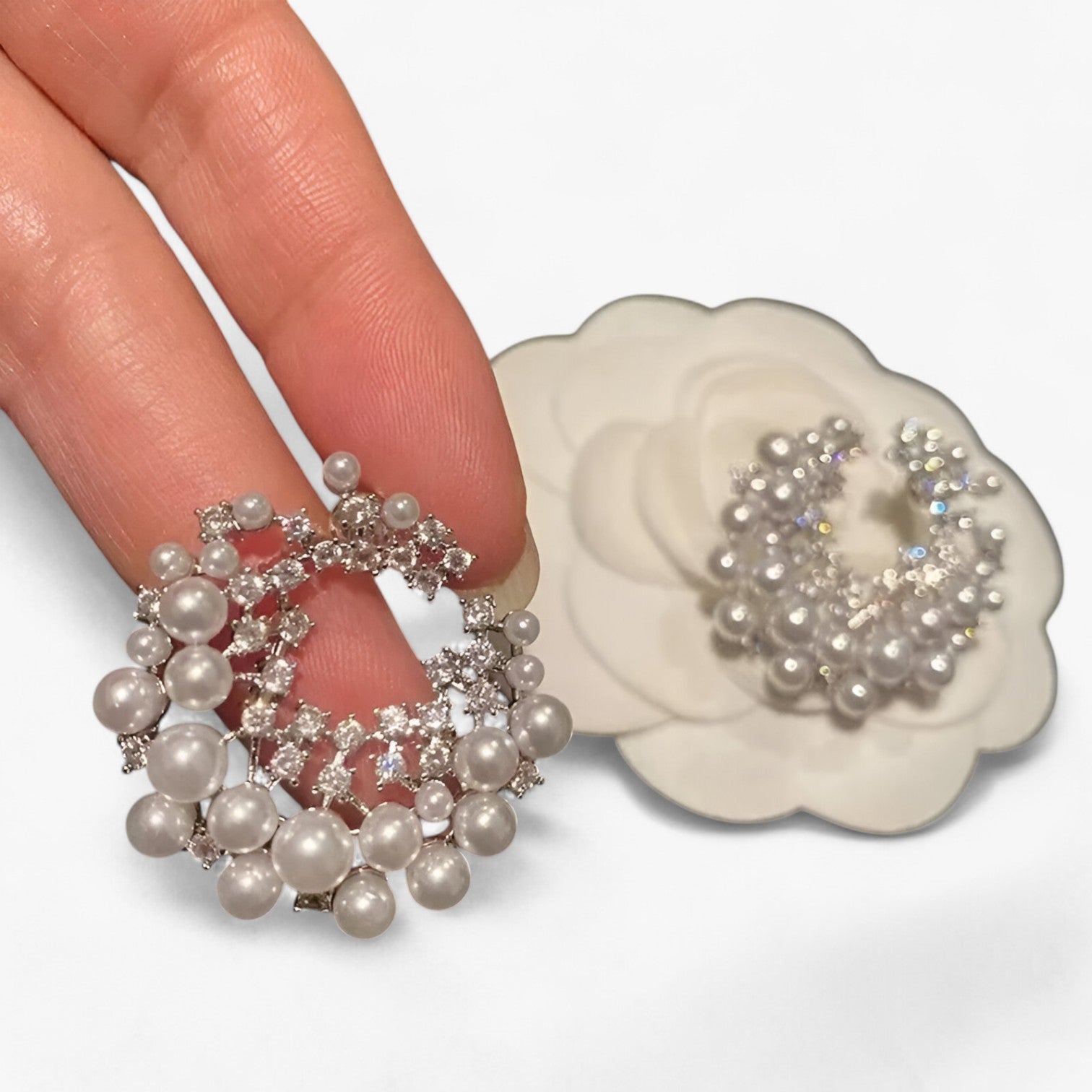 Earrings : Oorbellen Parelwit - Hazel Zilveren met Parels en Zirkonia in Retro Luxe Stijl in van Pantino