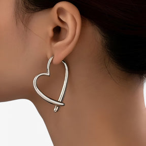 Earrings : Oorbellen Zilverkleurig - Elegante en Gepersonaliseerde Hartvormige - Veelzijdig en Trendy in zilverkleurig van Pantino