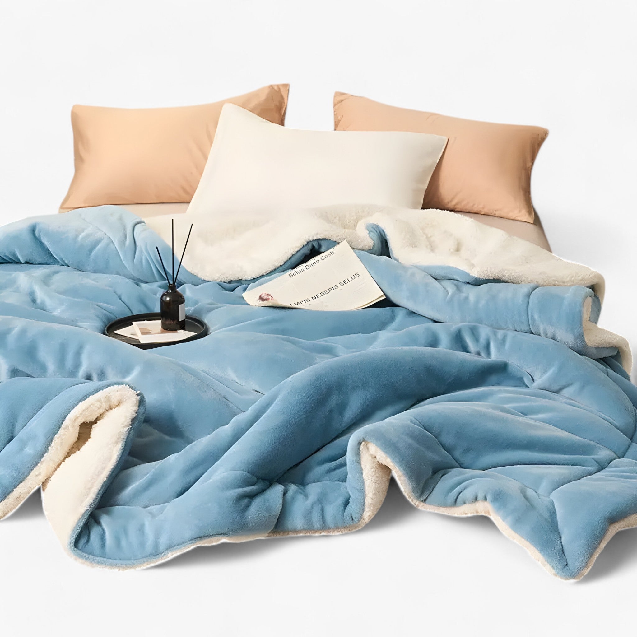 home & garden : Dubbele Laag Schapenvacht Deken - Warme Luxe voor Bed & Bank - Donkergrijs in lichtblauw van Pantino