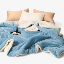 home & garden : Dubbele Laag Schapenvacht Deken - Warme Luxe voor Bed & Bank - Donkergrijs in lichtblauw van Pantino