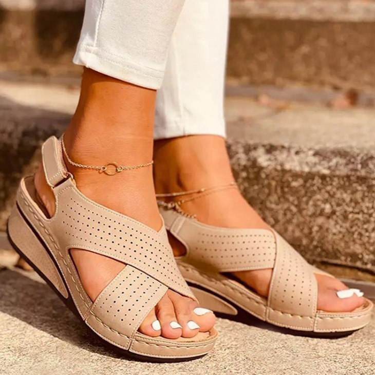 Sandals : Sandalen Dames Geel - Stijlvolle City - Ideaal voor die een Trendy en Verfijnde Stadslook Willen in Abrikoos van Pantino