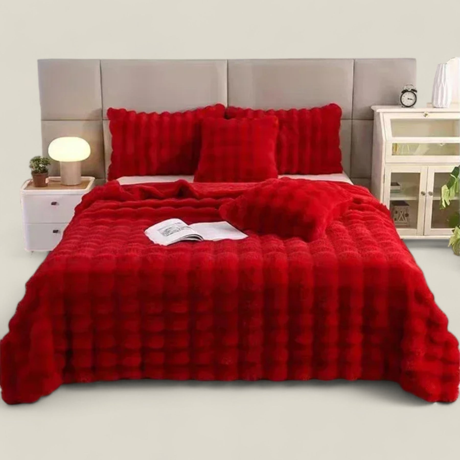 home & garden : Deken van Konijnenbont - Warme Winter Gezelligheid - Blauw in Rood van Pantino