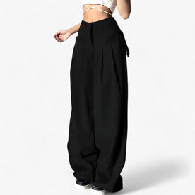 Pants : Broek met Wijde Pijpen - Hoge Taille & Retro Kantoorstijl - Zwart in Zwart van Pantinoshop