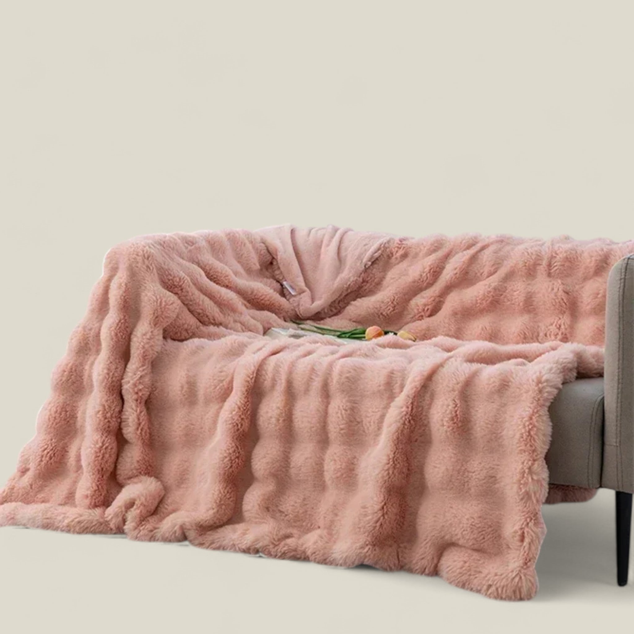 home & garden : Deken van Konijnenbont - Warme Winter Gezelligheid - Blauw in Roze van Pantino