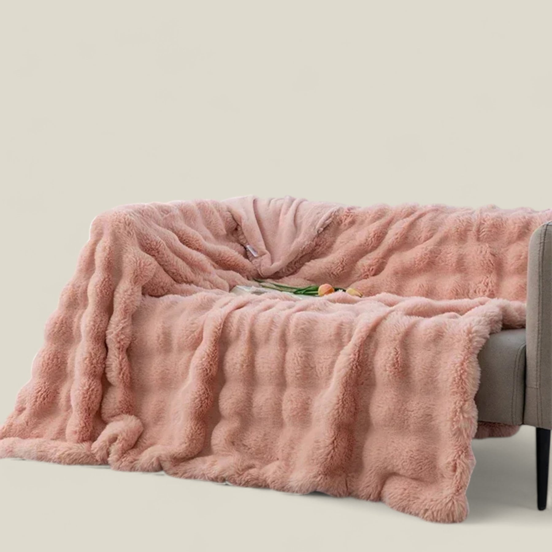home & garden : Deken van Konijnenbont - Warme Winter Gezelligheid - Blauw in Roze van Pantino