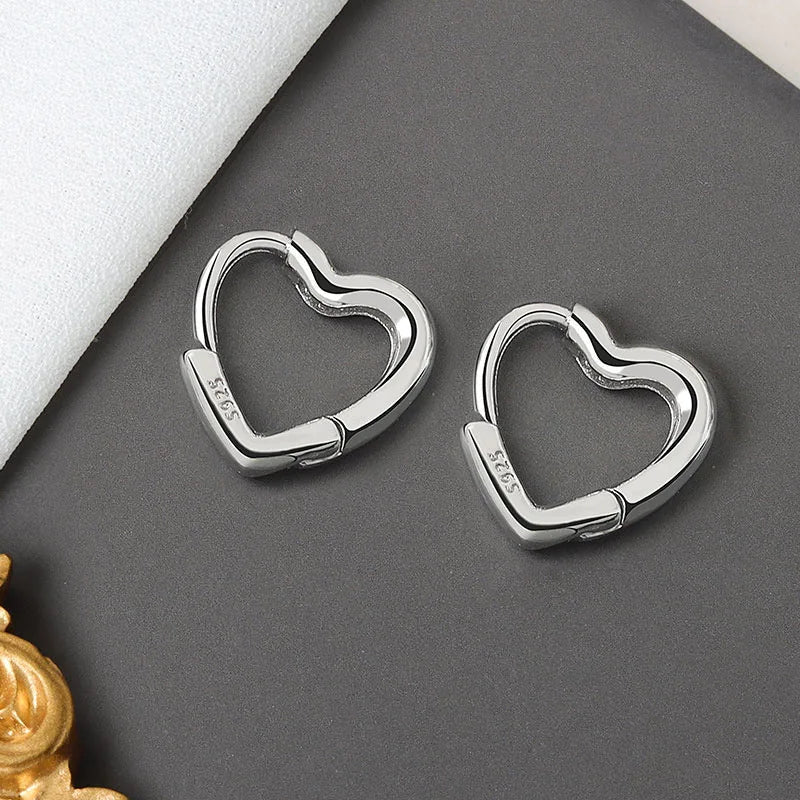 Earrings : Oorbellen Zilver - Dainty Love Studs - De Schattigste die Er zijn in Zilver van Pantino