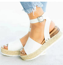 Sandals : Minimalistische Slip-on Sandalen Dames - Stijlvolle Sandalen voor een Eenvoudige Elegantie in Wit van Pantino