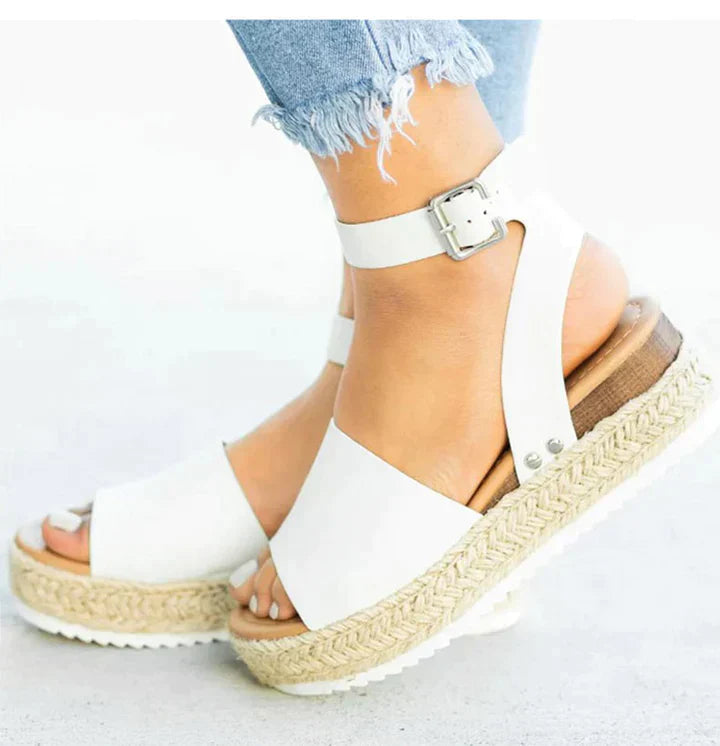 Sandals : Minimalistische Slip-on Sandalen Dames - Stijlvolle Sandalen voor een Eenvoudige Elegantie in Wit van Pantino