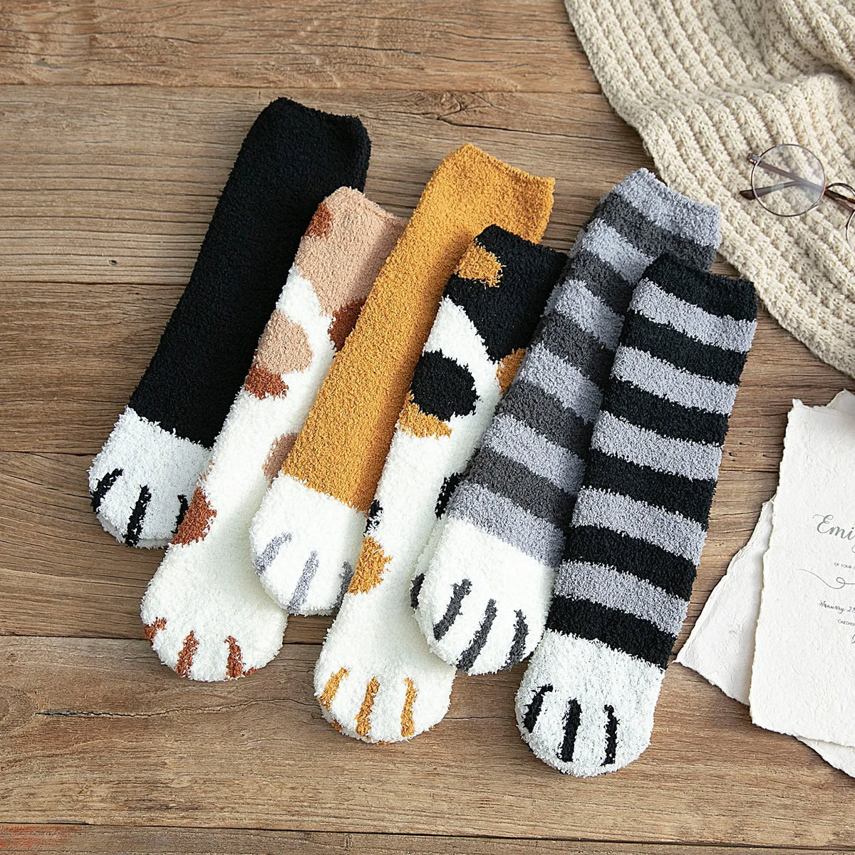 Socks : ComfyPaw - Laat Je Voeten Genieten van Ultiem Comfort - Gevlekt Zwart in van Pantino