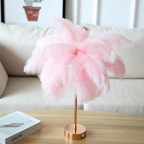 home & garden : Ostrich Nachtlampje - Excentrieke Lamp met Veren & Rosegouden Voet - Roze in Roze van Pantino