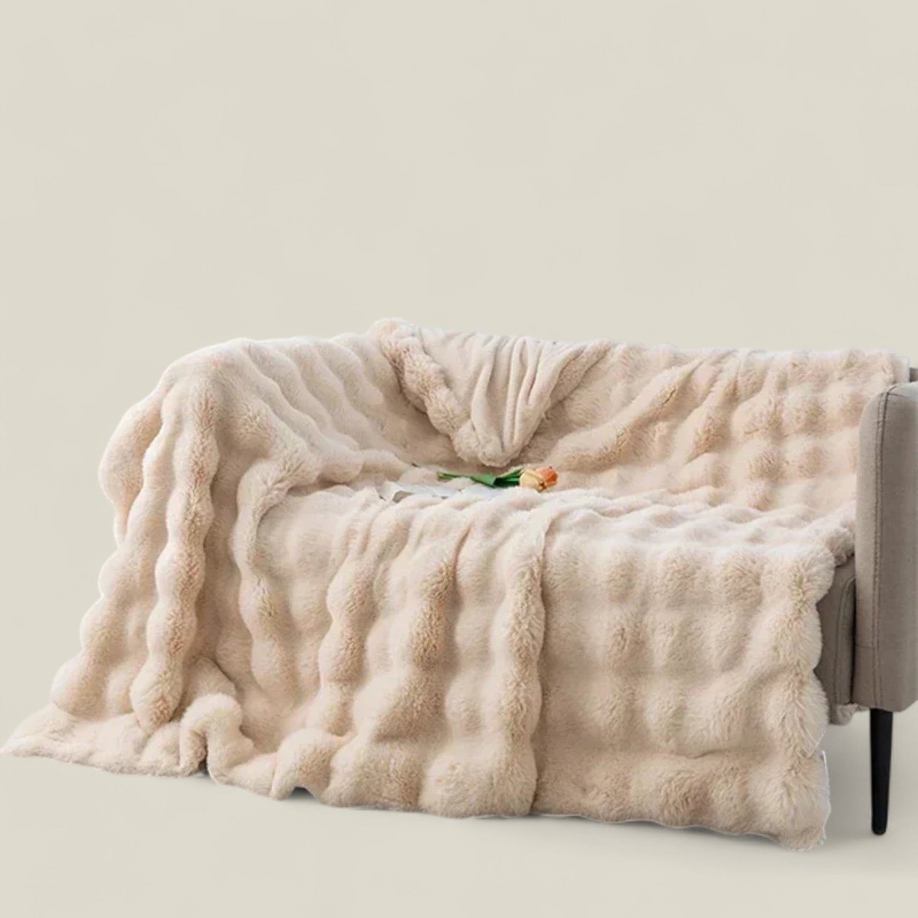 home & garden : Deken van Konijnenbont - Warme Winter Gezelligheid - Blauw in Beige van Pantino
