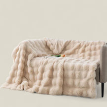 home & garden : Deken van Konijnenbont - Warme Winter Gezelligheid - Blauw in Beige van Pantino
