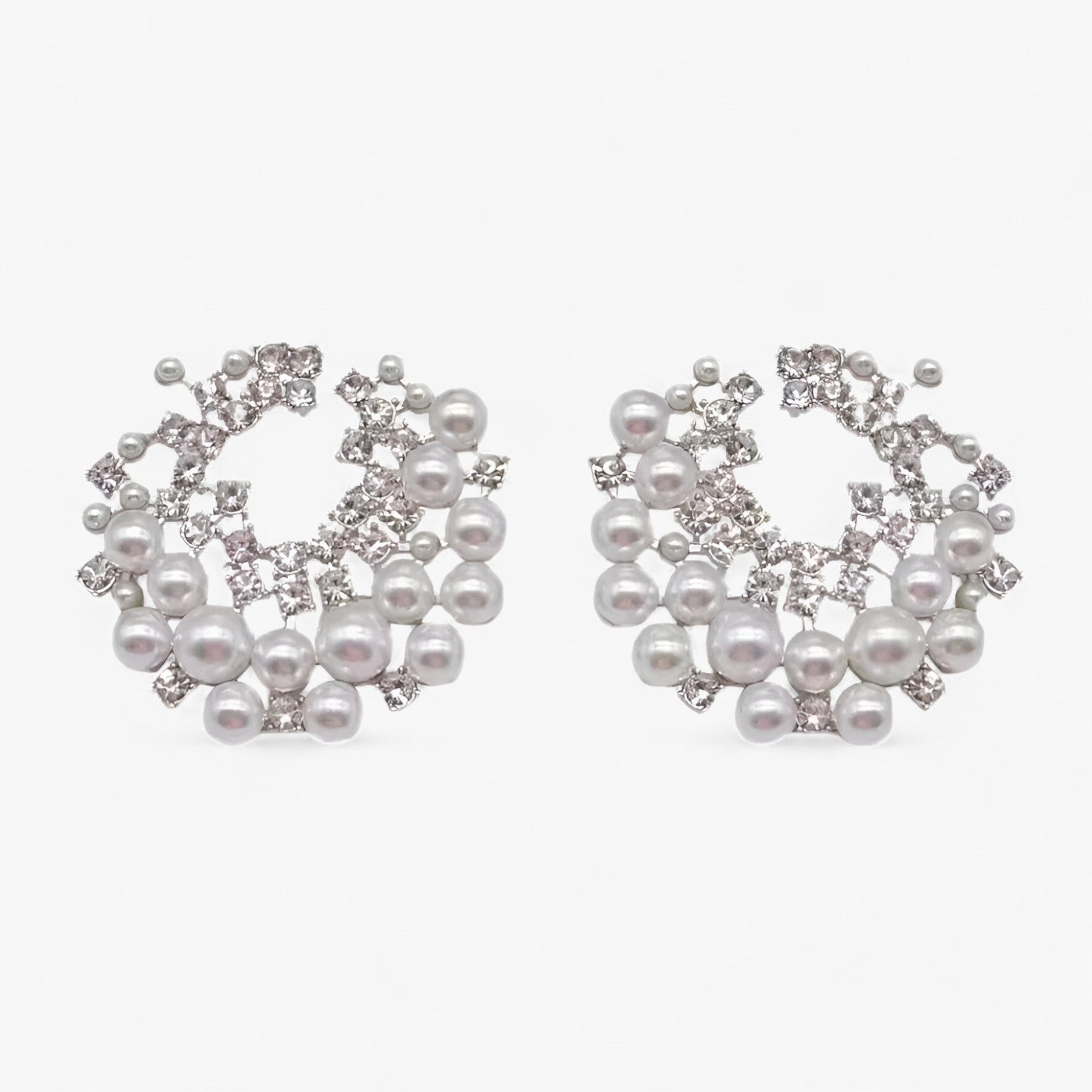 Earrings : Oorbellen Parelwit - Hazel Zilveren met Parels en Zirkonia in Retro Luxe Stijl in Parelwit van Pantino