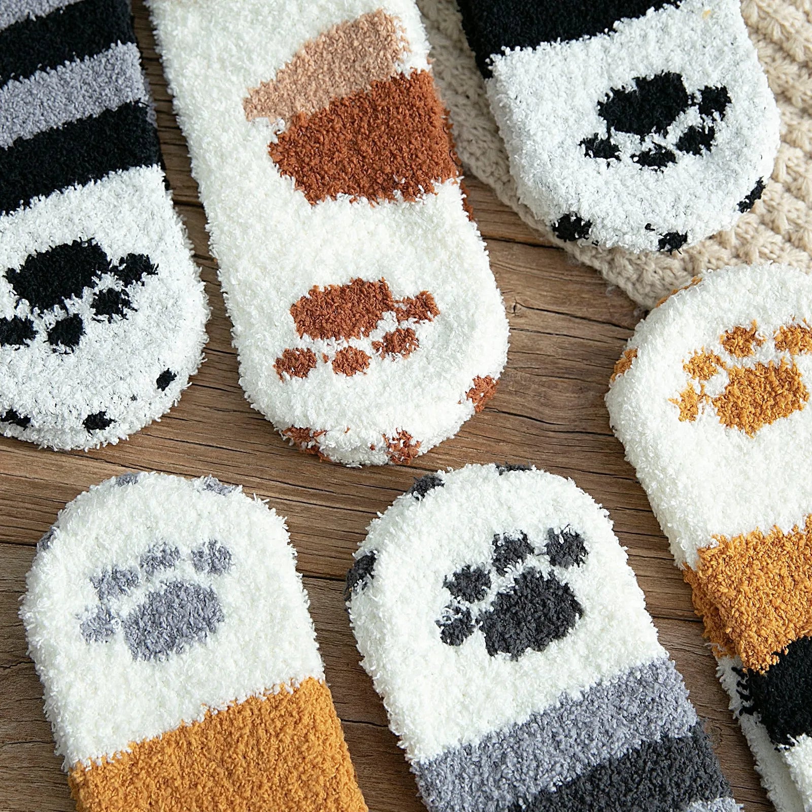 Socks : ComfyPaw - Laat Je Voeten Genieten van Ultiem Comfort - Gevlekt Zwart in van Pantino