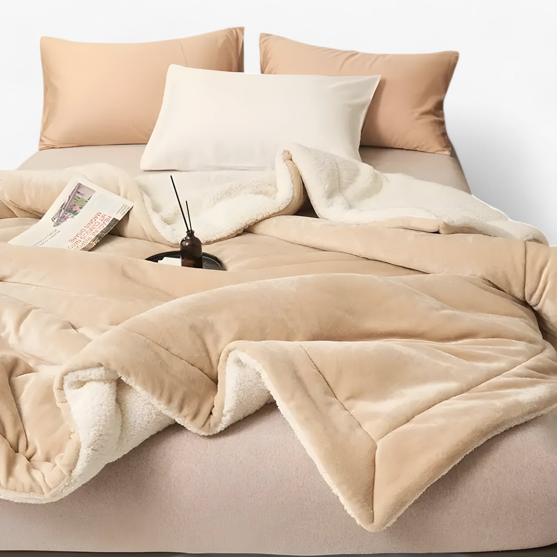 home & garden : Dubbele Laag Schapenvacht Deken - Warme Luxe voor Bed & Bank - Donkergrijs in Licht kamel kleur van Pantino