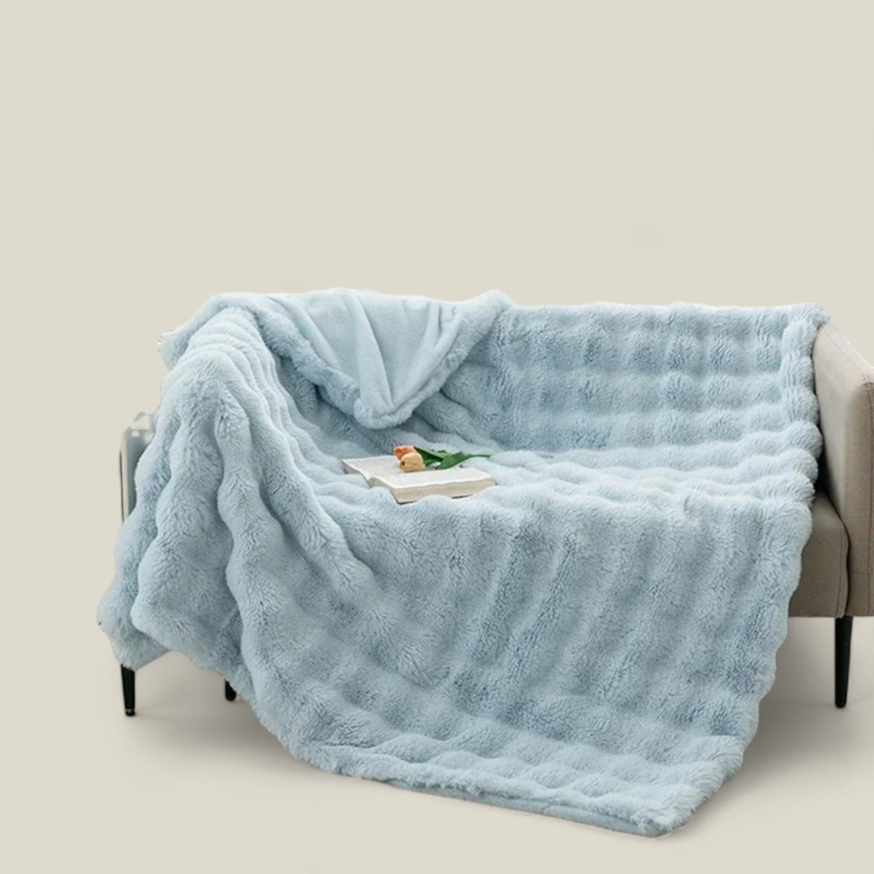 home & garden : Deken van Konijnenbont - Warme Winter Gezelligheid - Blauw in Blauw van Pantino
