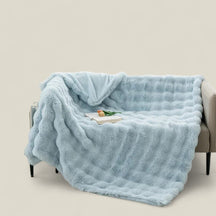 home & garden : Deken van Konijnenbont - Warme Winter Gezelligheid - Blauw in Blauw van Pantino