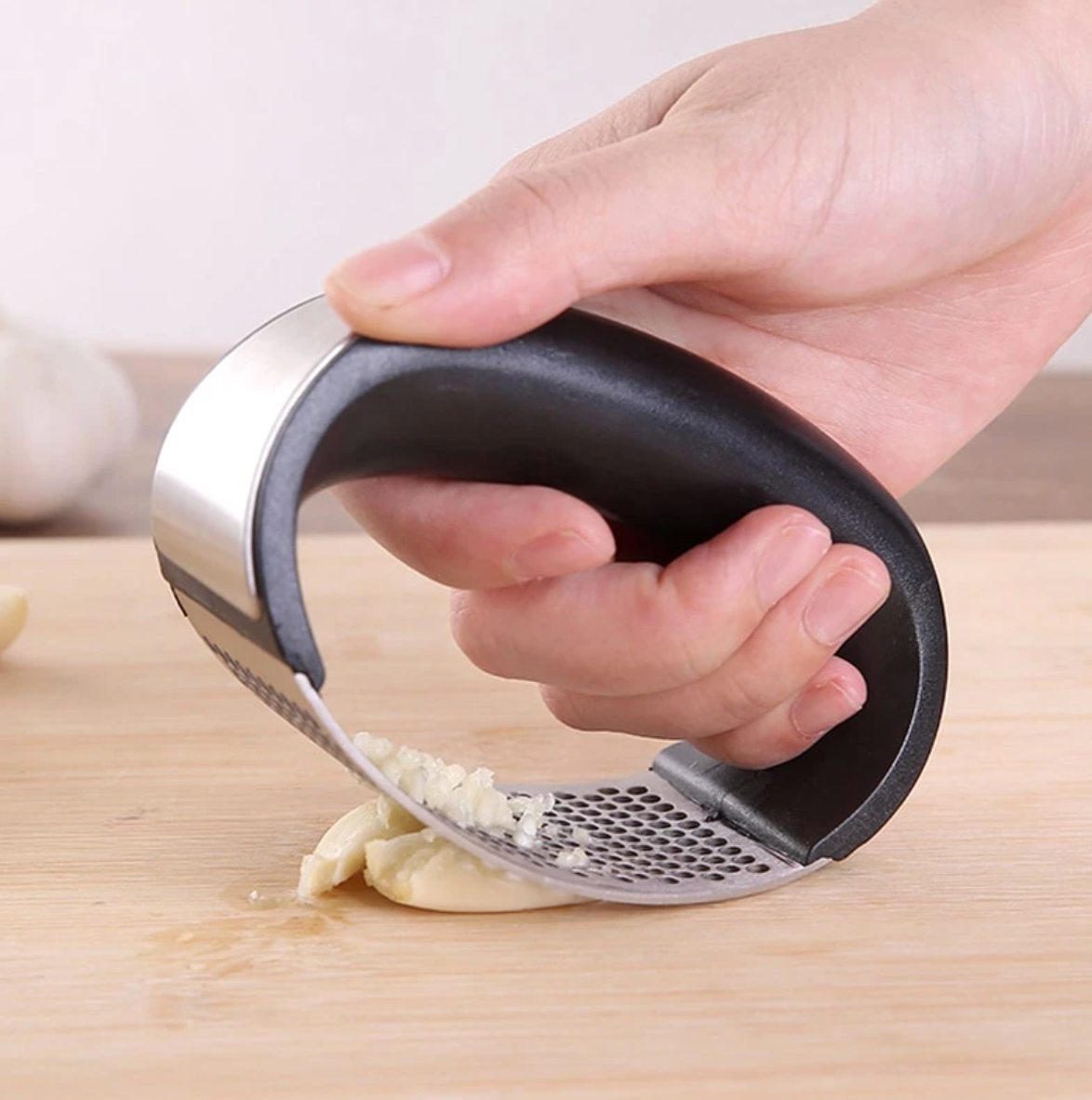 gadgets : Knoflookpers RVS - Gebogen Ergonomisch Keuken Gadget - RVS in van Pantino