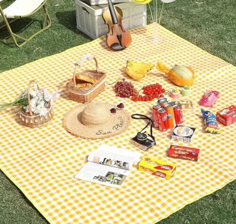 outdoor equipment : Picnic Perfection: Jouw Ideale Kleed voor Elk Buitenavontuur - Geel in van Pantino
