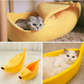 Accogliente letto a forma di banana per gatti e cani