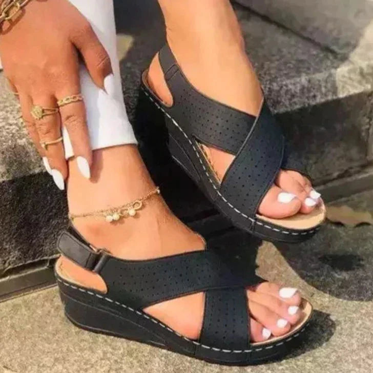 Sandals : Sandalen Dames Geel - Stijlvolle City - Ideaal voor die een Trendy en Verfijnde Stadslook Willen in Zwart van Pantino