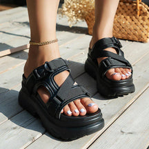 Sandals : Dames Sandalen - Bloemenprint en Retro Design voor een Trendy en Verfijnde Stijl - Zwart in Zwart van Pantino