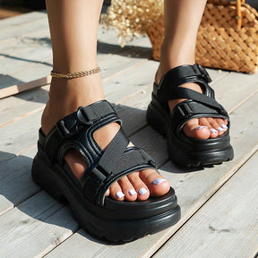 Sandals : Dames Sandalen - Bloemenprint en Retro Design voor een Trendy en Verfijnde Stijl - Zwart in Zwart van Pantino