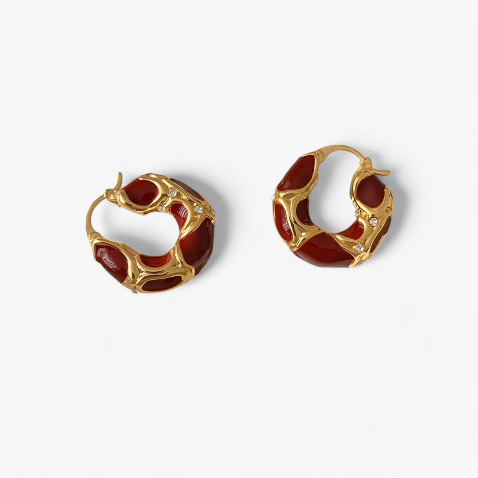 Earrings : Oorbellen Dames Rood Goud - Vintage Emaille Hoepel - Trendy Luxe in Rood Goud MULTI van Pantino