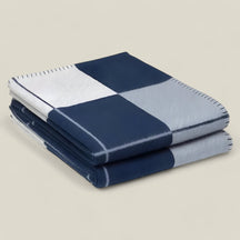 home & garden : Cashmere Deken - Luxe Winterwarmte - Zwart in Blauw 130x180cm van Pantino