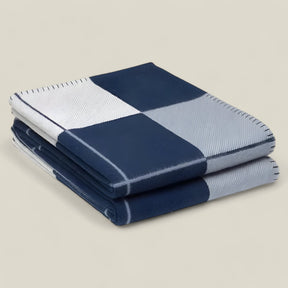home & garden : Cashmere Deken - Luxe Winterwarmte - Zwart in Blauw 130x180cm van Pantino