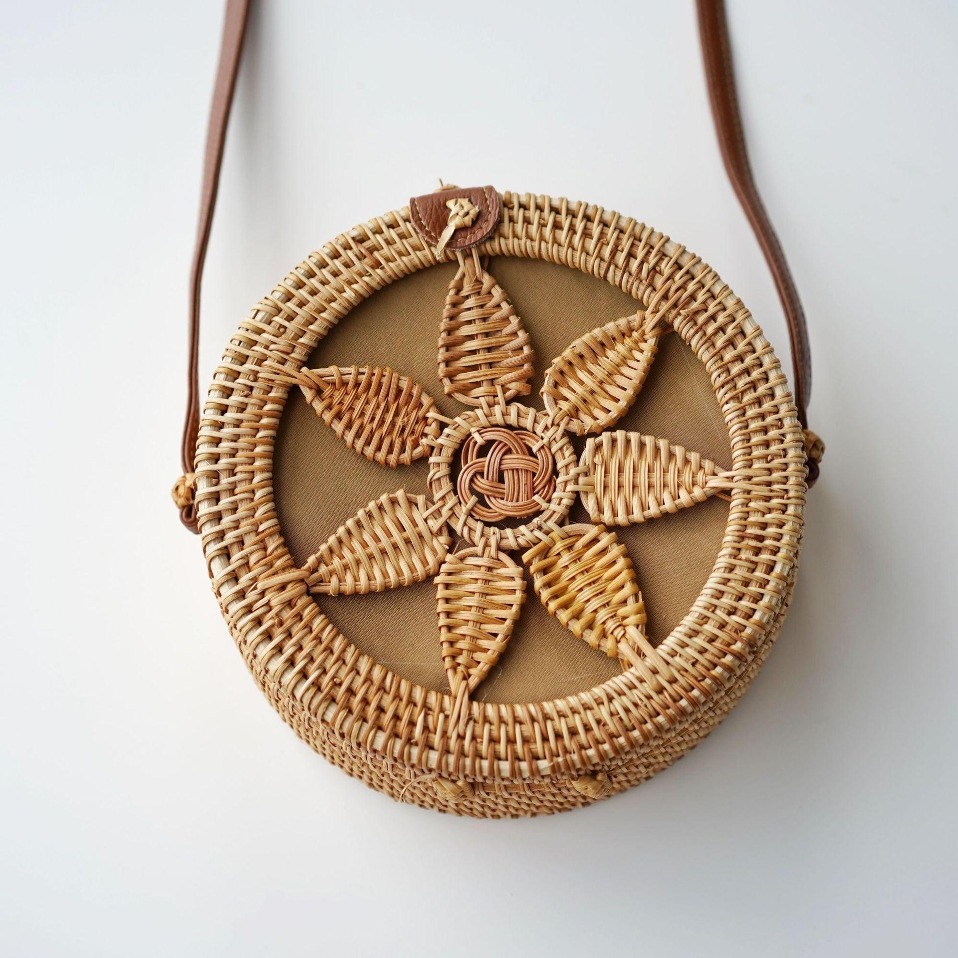 Tassen : Ronde Gevlochten Schoudertas Dames - Wickerwork Crossbody Tas in Boho Stijl in 7 Bladeren van Pantino
